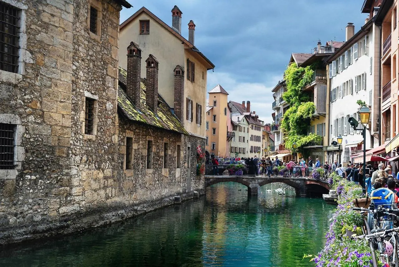Le Family Lodge 2 Chambres 4 Personnes Classe 3 Etoiles Annecy France